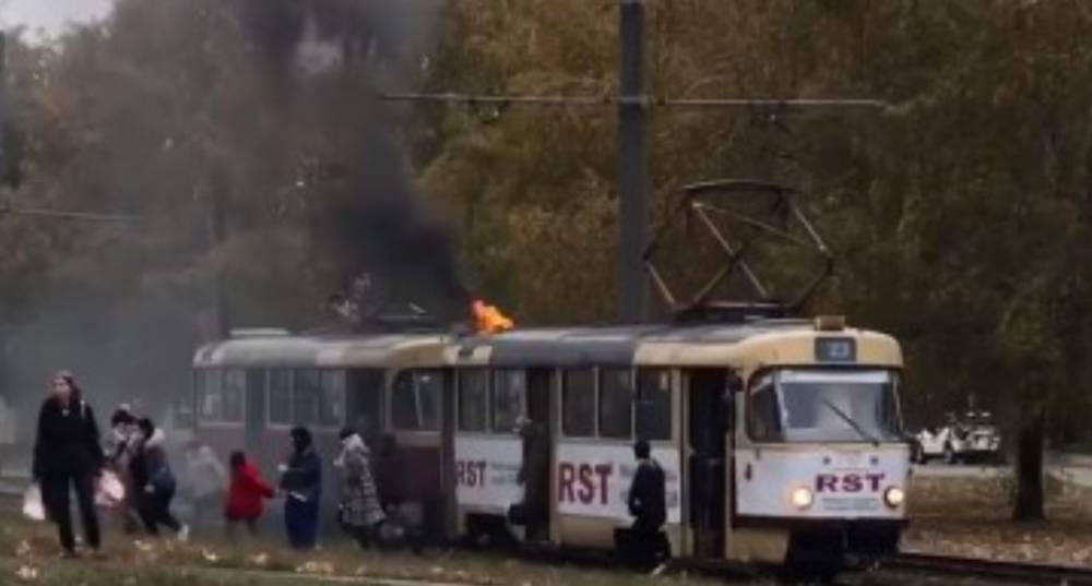 В Харькове забитый пассажирами трамвай загорелся на ходу: люди пытаются спастись, видео