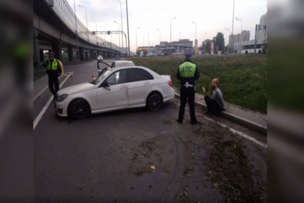 В Петербурге полицейские со стрельбой задержали наркокурьера на Mercedes