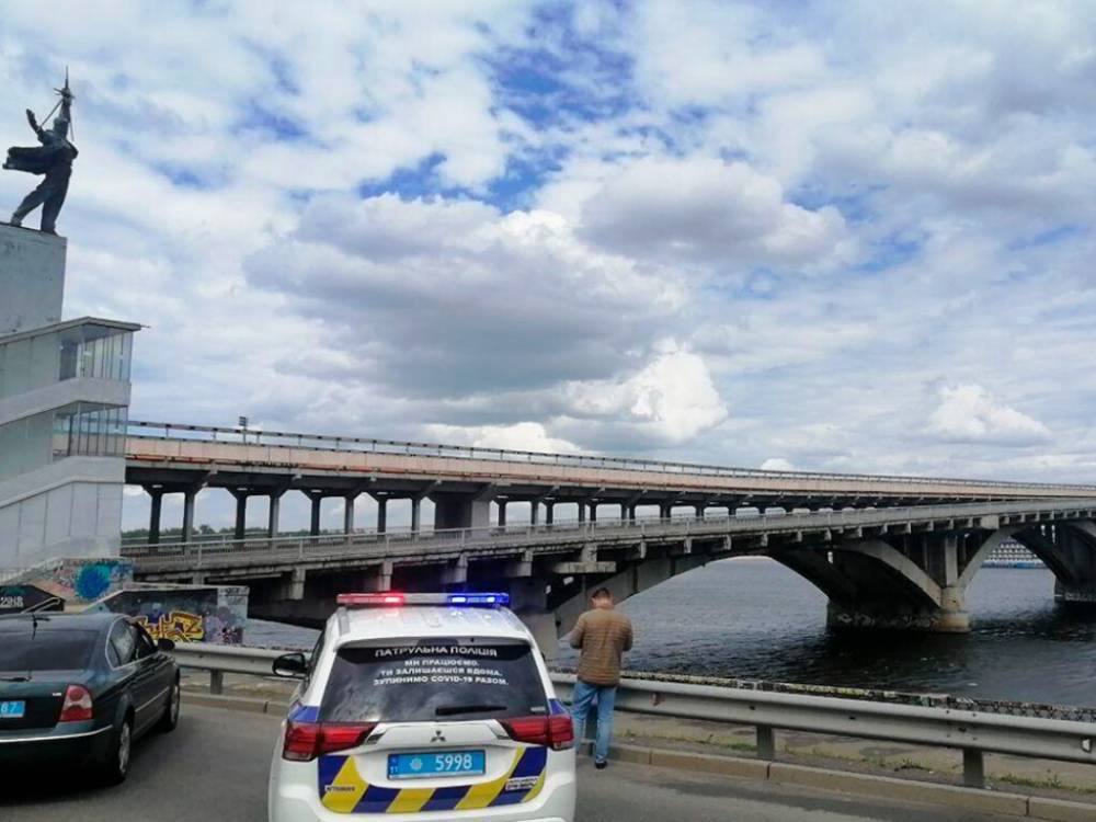 В Киеве мужчина грозился прыгнуть с моста Метро, если его не найдет полиция