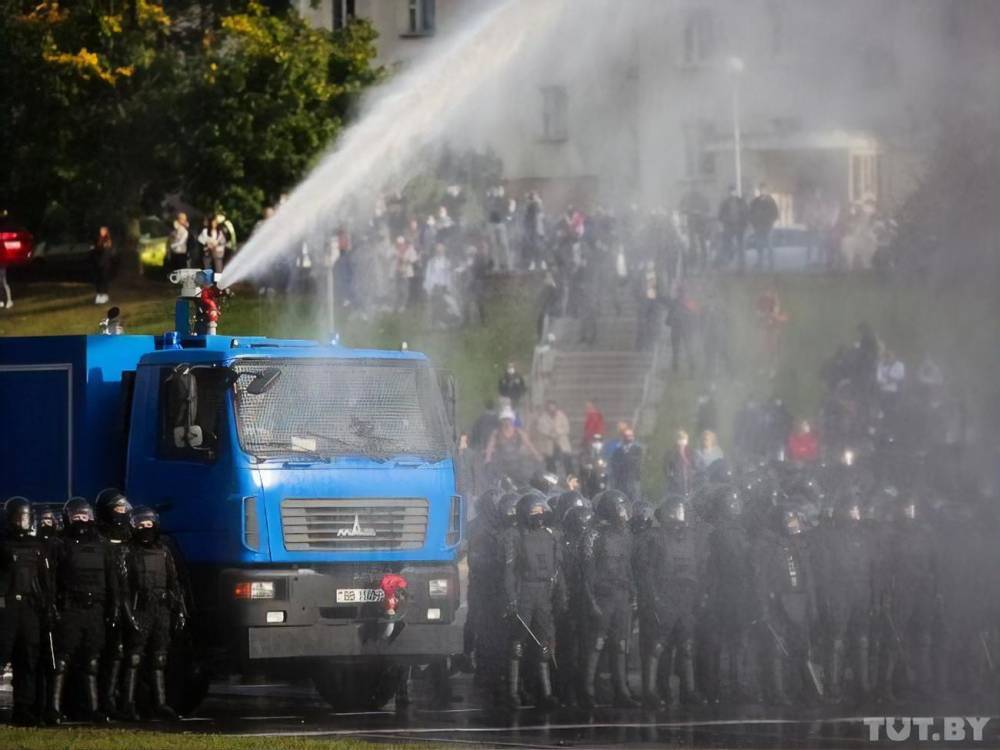 В Минске протестующие вывели из строя два водомета, появилось видео