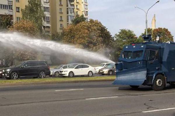 В Минске силовики применили водометы для разгона протестующих