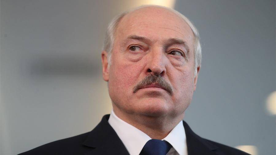 Лукашенко опроверг поставки Минском военных грузов Баку