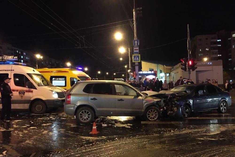 Лобовое столкновение автомобилей произошло на перекрёстке проспекта Кольский и улицы Беринга