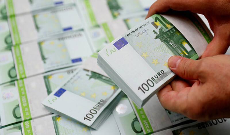 Курс евро поднялся выше 92 рублей