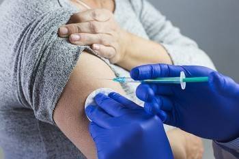 Против "ковидной" прививки высказались 73% россиян