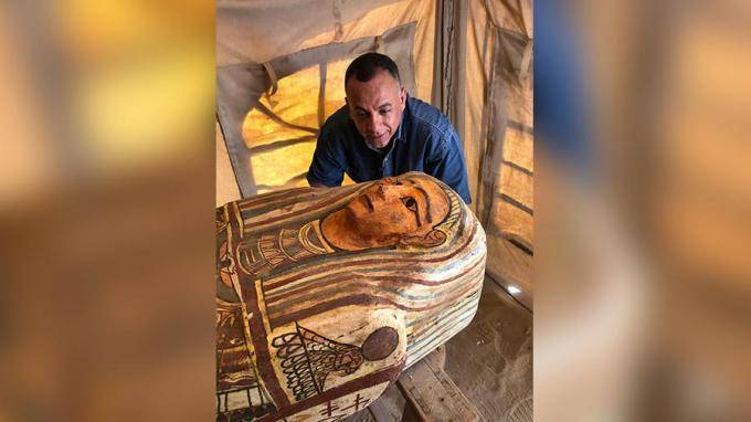 Саркофаг с захороненной 2700 лет назад мумией вскрыли в Египте