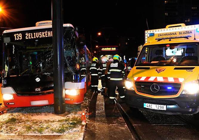 Трамвай столкнулся с автобусом в Праге