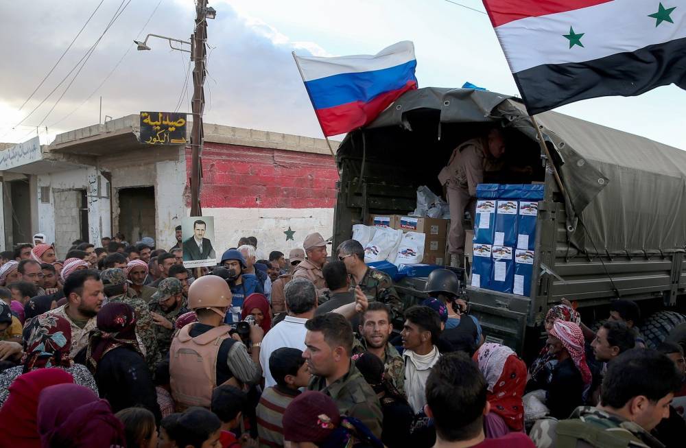 Российские военные доставили гумпомощь в пригород Дамаска