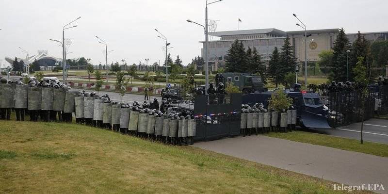 К резиденции Лукашенко стянули бронетехнику и автомобили с колючей проволокой