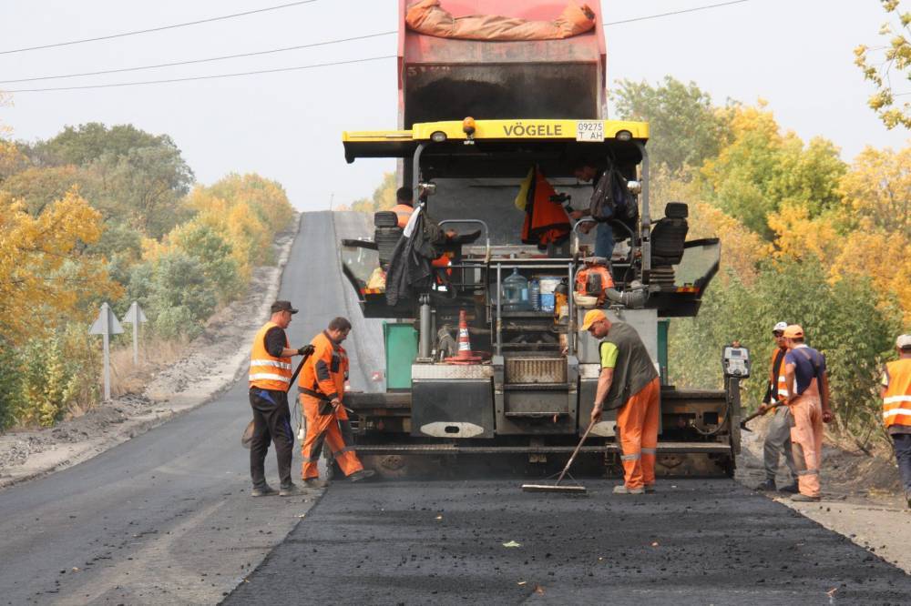 Большая стройка: под Лисичанском продолжается ремонт дороги - фото