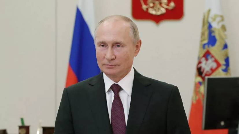 Путин призвал студентов старших курсов устраиваться на работу в школы