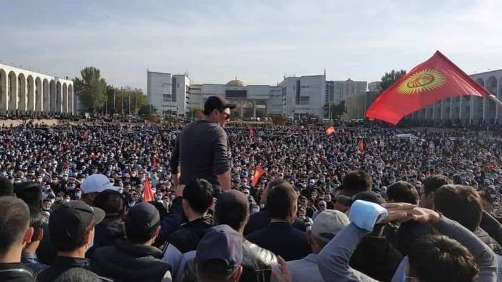 В Бишкеке недовольные итогами выборов пытаются прорваться в Белый дом