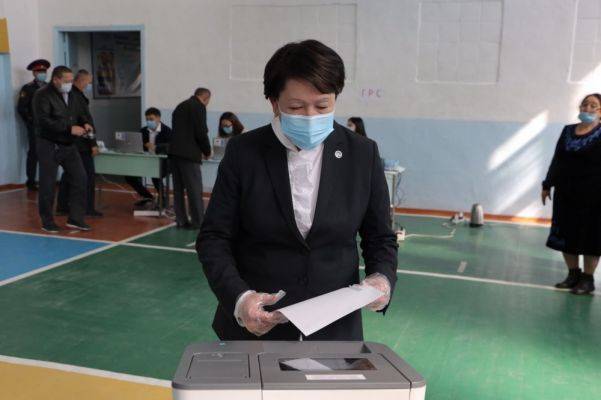 В парламент Киргизии прошли пять партий: ЦИК продолжает считать