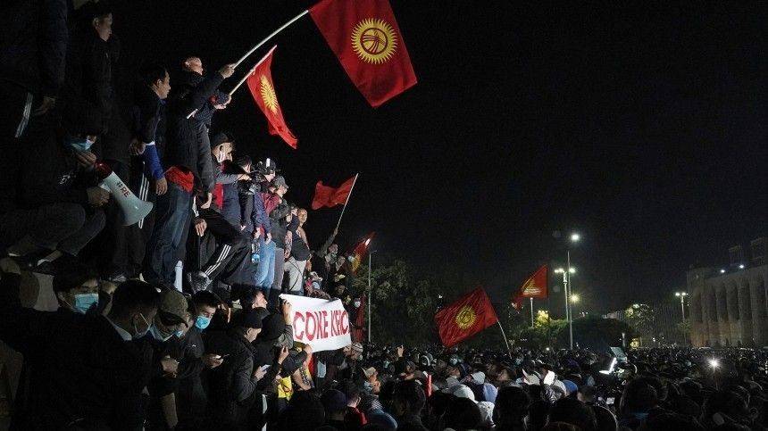 МВД Киргизии разгоняет протестующих в Бишкеке — видео