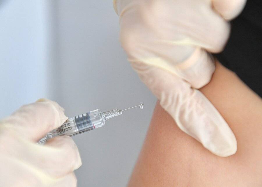 В Роспотребнадзоре рекомендовали самоизолироваться до и после вакцинации от COVID-19