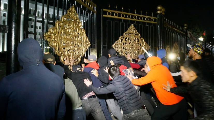 Беспорядки в Бишкеке: в столице Киргизии после парламентских выборов начались массовые акции протеста