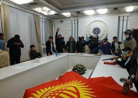 Протестующие в Бишкеке захватили здание парламента Кыргызстана (ВИДЕО)