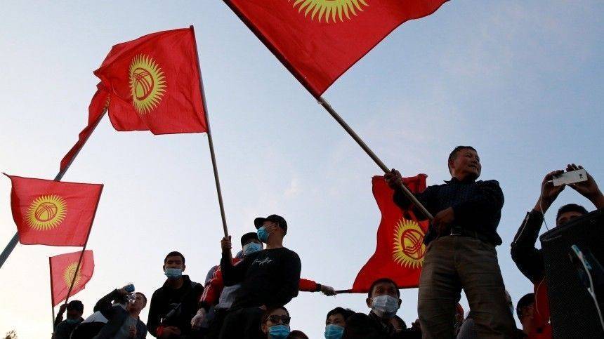 Члены парламента Киргизии призывают сохранять спокойствие — видео