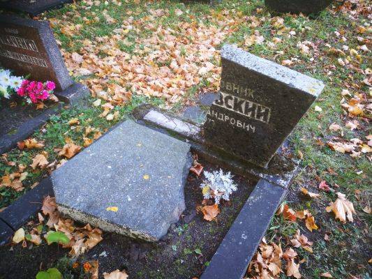 На кладбище в Таллине осквернили две могилы советских воинов