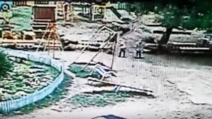 В Перми погиб 9-летний мальчик после катания на качелях