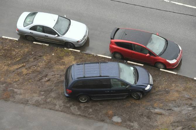 В России могут ввести штрафы за парковку на газоне и проезд по нему
