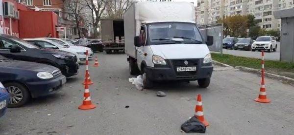 В Тюмени на парковке «Газель» насмерть сбила пенсионерку