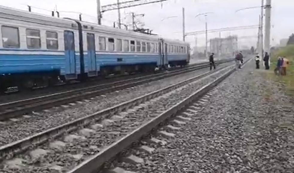 В Киеве 14-летний парень бросился под поезд: видео и первые подробности трагедии