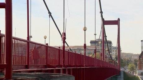 Пензенцам понравился цвет обновленного подвесного моста