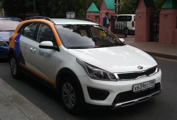 Каршеринговое авто стало участником тройного ДТП в Петербурге