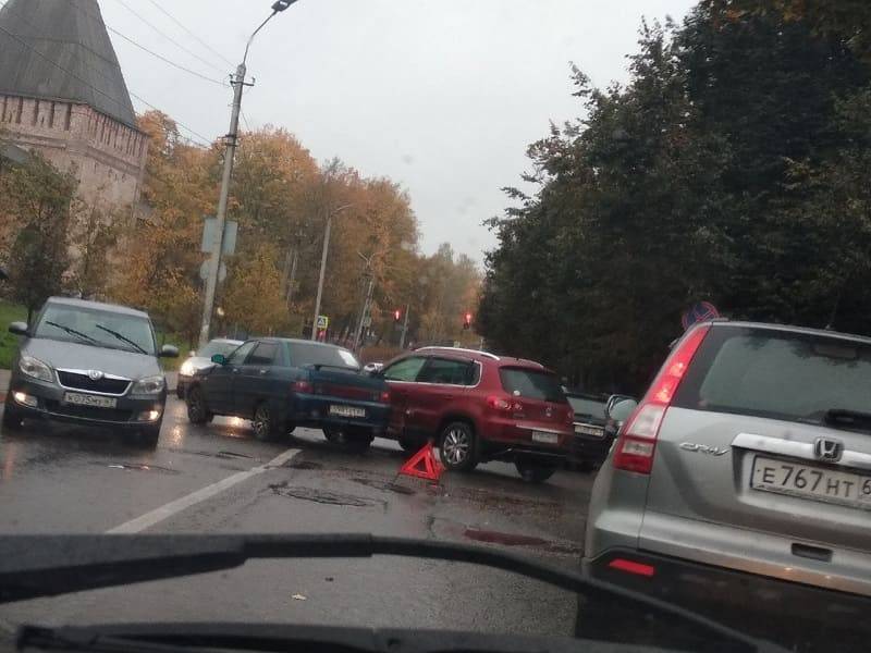 Утреннее ДТП в Смоленске практически парализовало движение по одной из улиц