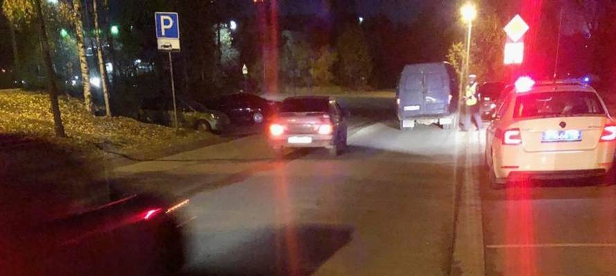 Микроавтобус сбил семилетнюю девочку на темной улице в Петрозаводске
