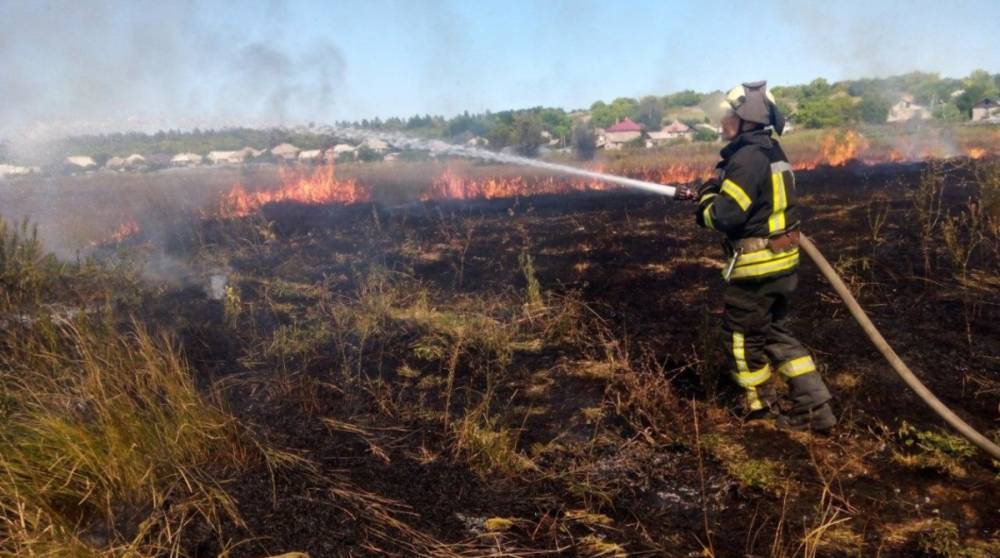 В Луганской области продолжают тушить последний очаг пожара – ГСЧС