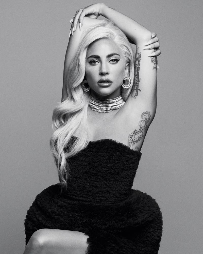 Леди Гага засветила соблазнительную фигуру в новой фотосессии