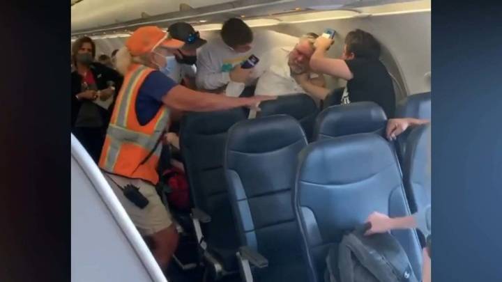 Пассажиры подрались на борту самолета из-за маски
