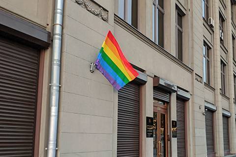 Участники Pussy Riot вывесили ЛГБТ-флаги на зданиях ФСБ и администрации президента в день рождения Владимира Путина