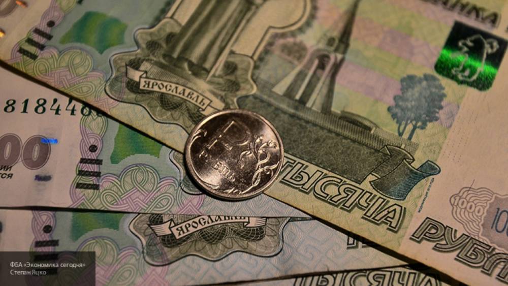 Рубль растет к доллару и евро на открытии торгов