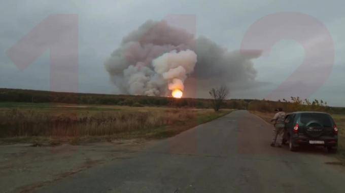 В Рязанской области на складе боеприпасов произошел пожар со взрывами