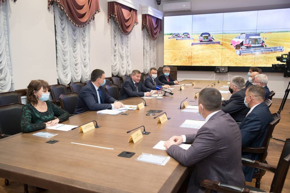 Губернатор провел совещание с представителями волгоградского АПК