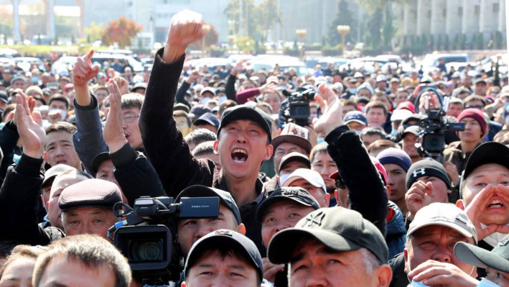 В Киргизии продолжается кризис: неясно, у кого в руках власть