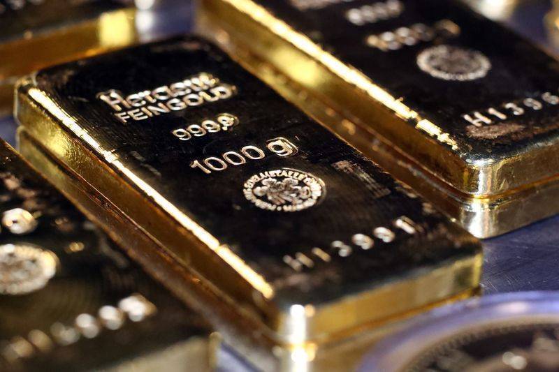 Центробанки уменьшили вложения в золото в августе впервые за полтора года