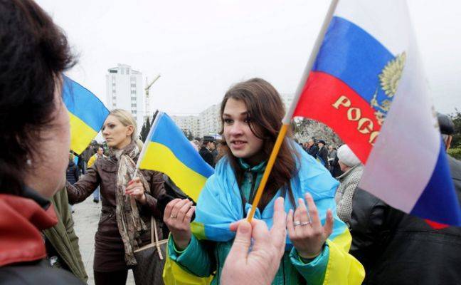 Число любящих и ненавидящих Россию на Украине сравнялось — опрос