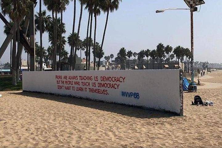 В Лос-Анджелесе появилось «поздравительные» граффити с цитатой Путина