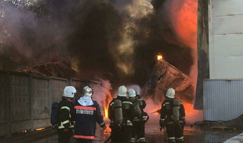 Пять человек пострадали от взрывов на горящем складе боеприпасов под Рязанью