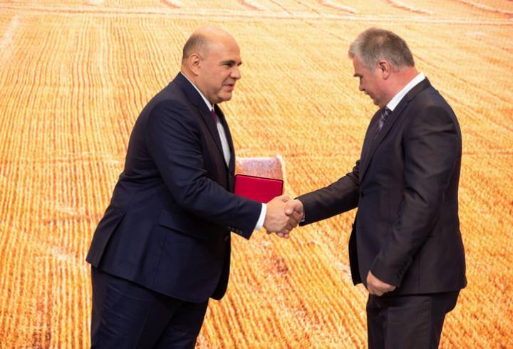 Тракторист Андрей Зыков из Ленобласти получил звание «Заслуженного работника сельского хозяйства РФ»