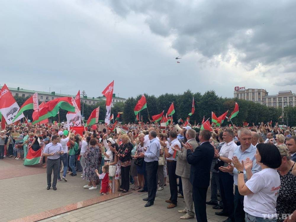 Сторонники Лукашенко проводят шествие в центре белорусской столицы