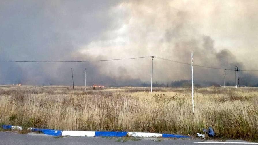 Замминистра обороны осмотрел место пожара под Рязанью на пожарном танке
