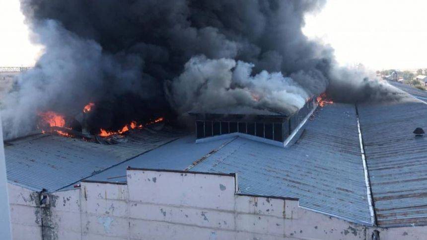 Крупный пожар разгорелся на складе в Приморье — видео