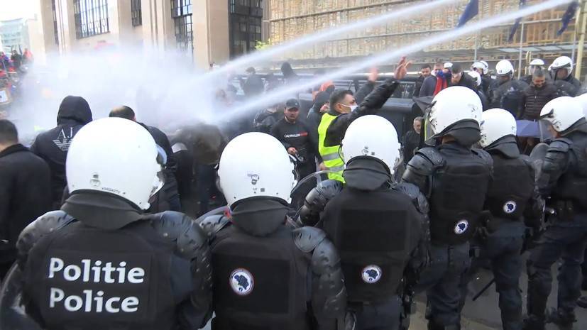 В Брюсселе полицейские использовали водомёты для разгона митингующих в поддержку Карабаха