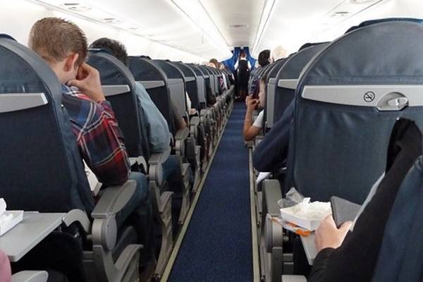 Стюардесса опровергла вред телефонов на борту самолета