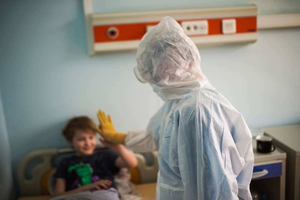 В Минздраве призвали россиян ограничить общение детей с пенсионерами из-за коронавируса